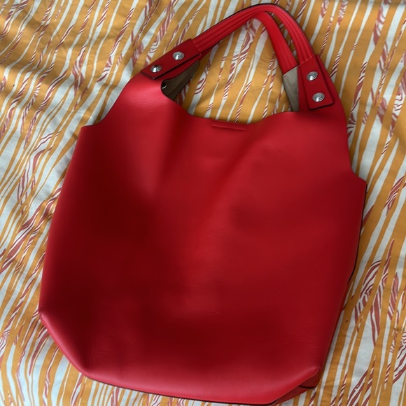 Gorgeous Tory Burch tote. Used, excellent condition. (Used maybe five times). - Picture 2 of 4